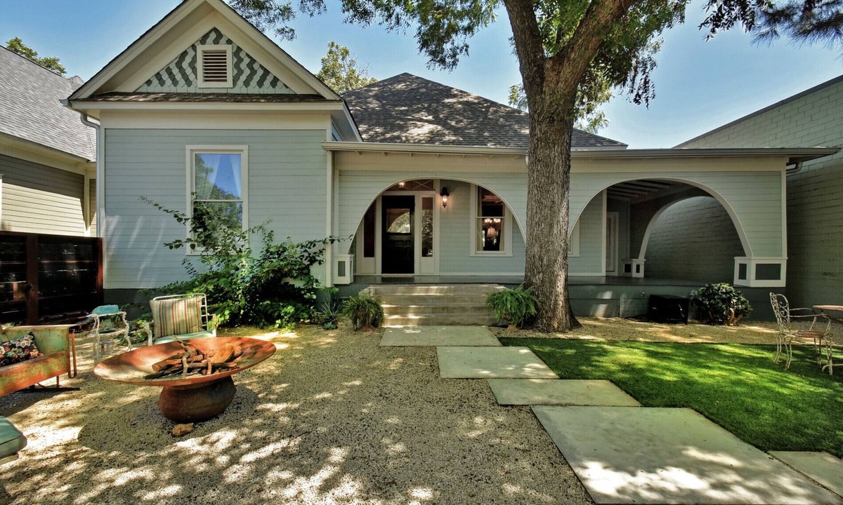 East Cesar Chavez House | GORGEOUS - SPACIOUS - BOUTIQUE - DOWNTOWN - Seiders East Historic House