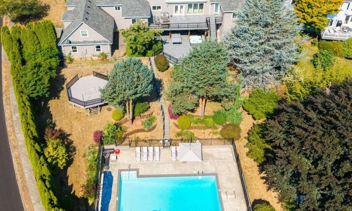 Gresham Villa | Grand 7BR Estate with Pool, Hot Tub, Sauna, Gym & Billiard