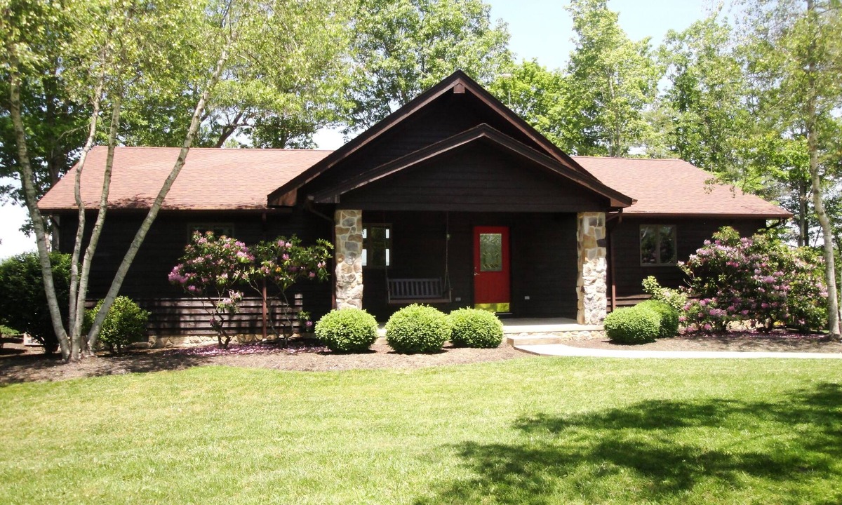 Frankford House | Great Location with Breathtaking Views in Greenbrier County, WV.