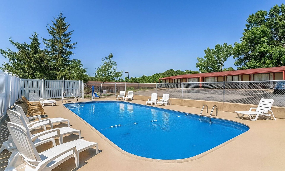 Summit Hotel | Great Relaxing Overnight Stay at Knights Inn Ashland! Pet-friendly, Pool!