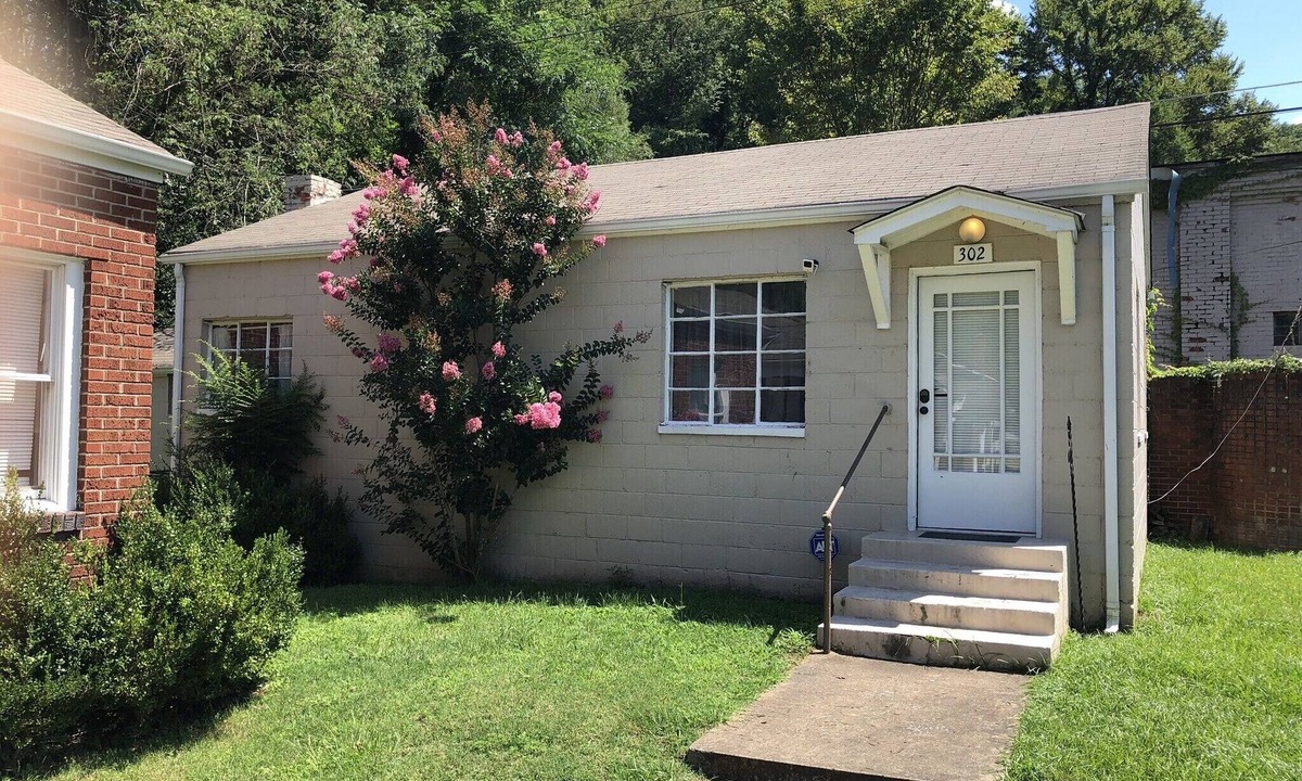 Dayhoit House | Harlan, KY Modern Private Guesthouse 302 Historic Downtown (Vela's Villas)