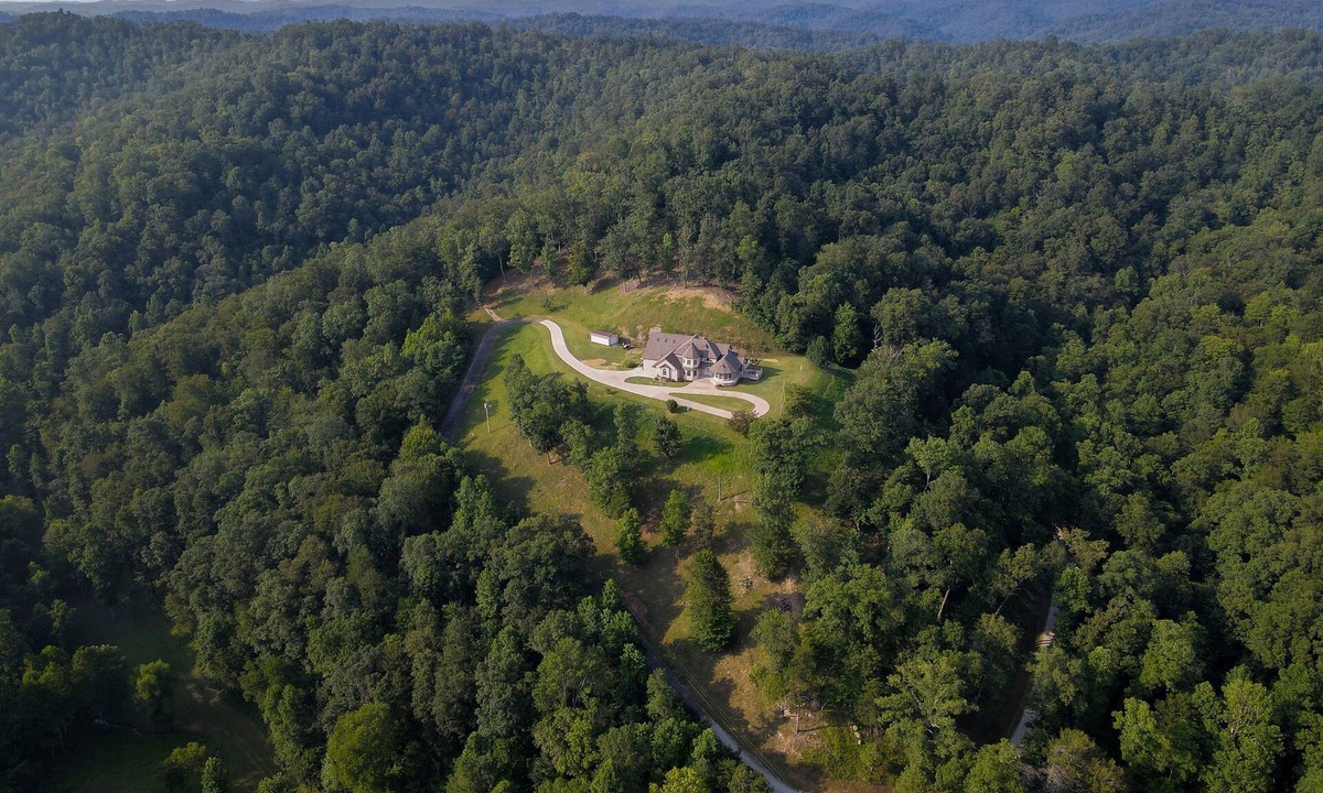 Blaine House | Hidden Acres Escape: A Bluegrass Retreat