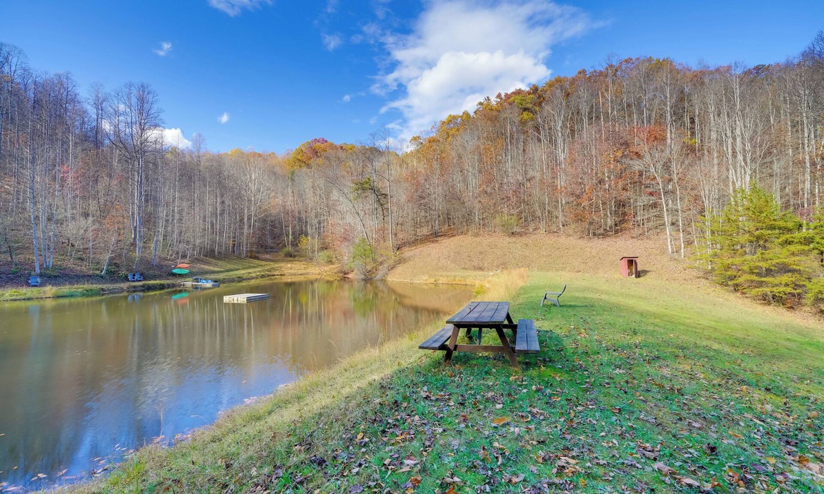 Rosedale House | Hike & Picnic at Group Getaway in Rosedale!