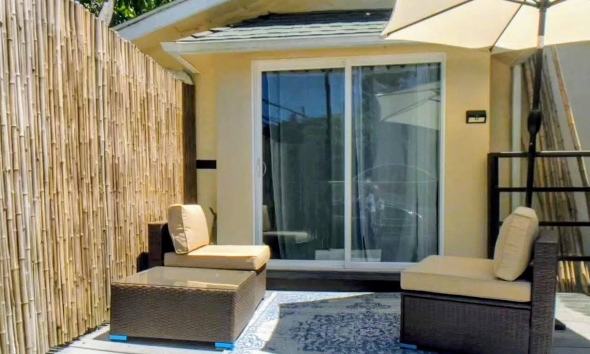 Beverly Glen House | Hillside Bungalow House near UCLA edge of Bel Air+Parking