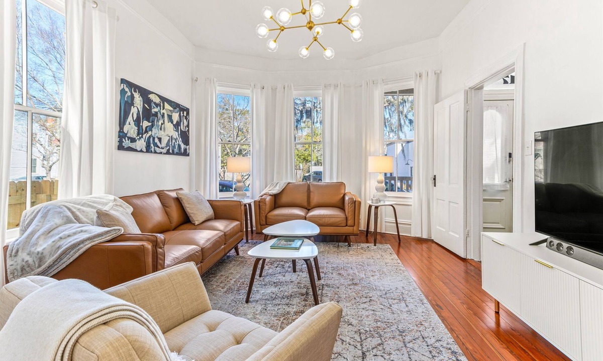 Dixon Park House | Historic 3 BR Townhouse w/Parking by Forsyth