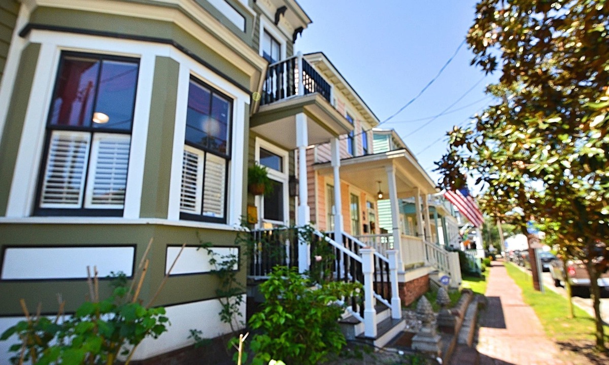 Beach Institute House | Historic John Starr 1892 Home! Pet Friendly 3 Bedroom Masterpiece~Summer Vaca!