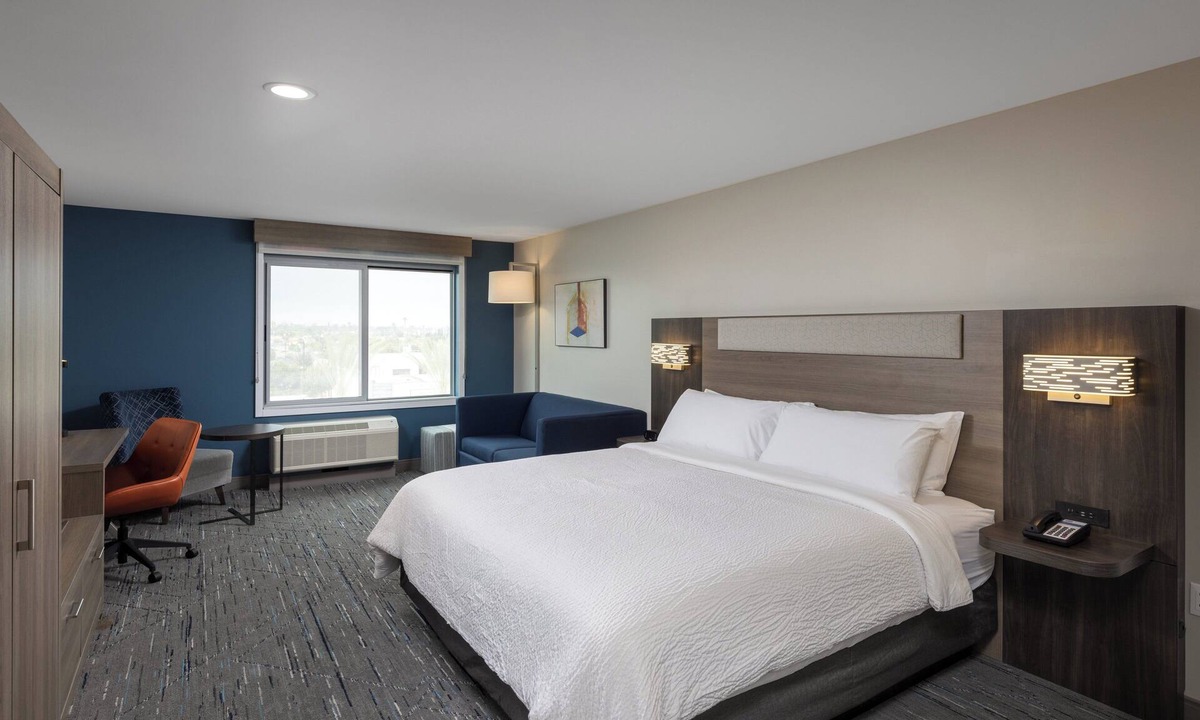 Harbor Hotel | Holiday Inn Express & Suites Hawaiian Gardens by IHG