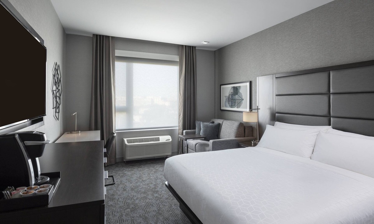 Revere Hotel | Holiday Inn Express Boston Logan Airport - Revere by IHG