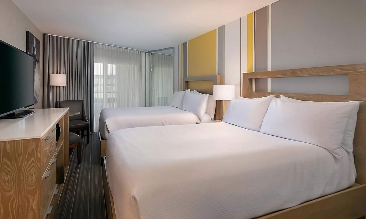 Mission Beach Hotel | Home Away From Home! Onsite Pool, Parking! Near San Diego Airport!