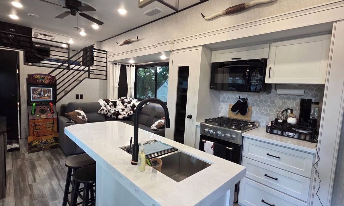 River Ranch Cottage | Home Sweet Home RV: Sleeps 8 at River Ranch 146