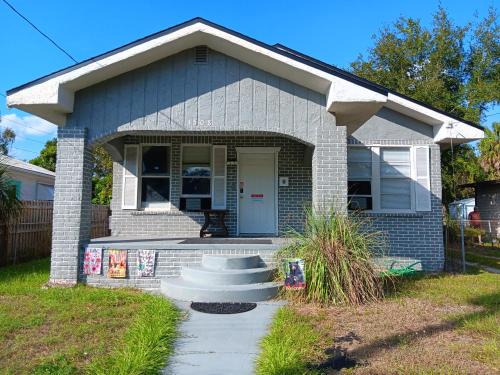 Ybor City House | Hostel Tampa, 15 minutes to airport, near Ybor City, downtown, self check-in