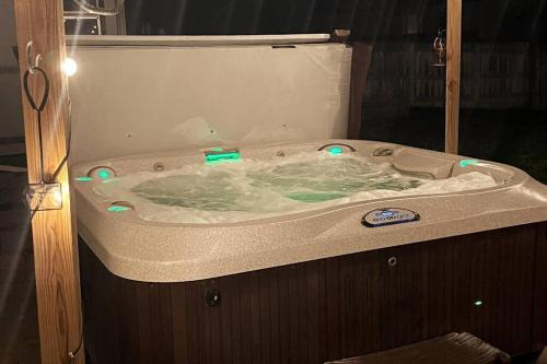 Wichita House | Hot Tub-Pool Table-Fire Pit! Great hang out place!