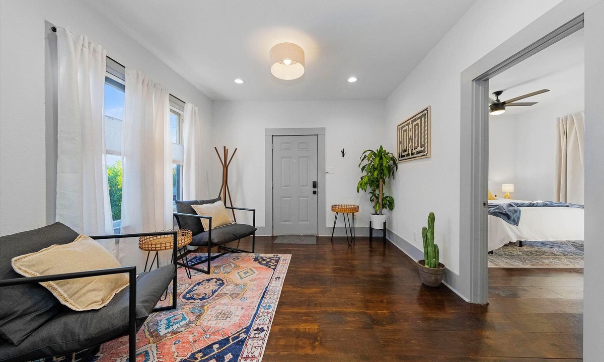 Government Hill House | Iconic Blue Bungalow at The Pearl, River Walk & Downtown. Family & Pet Friendly!