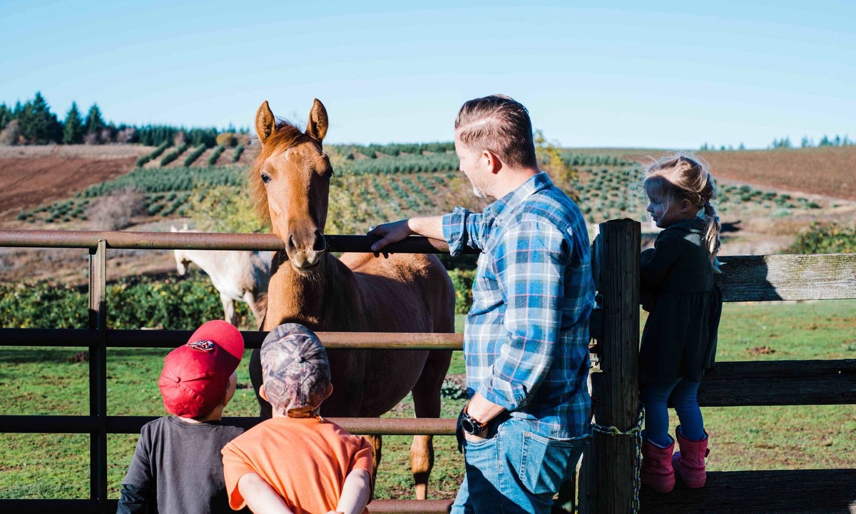 Molalla House | Idyllic Farm Retreat for Family & Friends - One hour from Portland, OR.