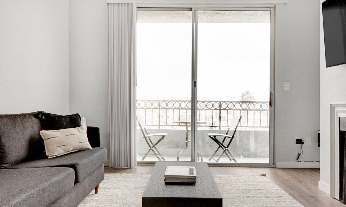 Rampart Village Apartment | Impeccable Koreatown 1BR near 6th St bars & restaurants, by Blueground