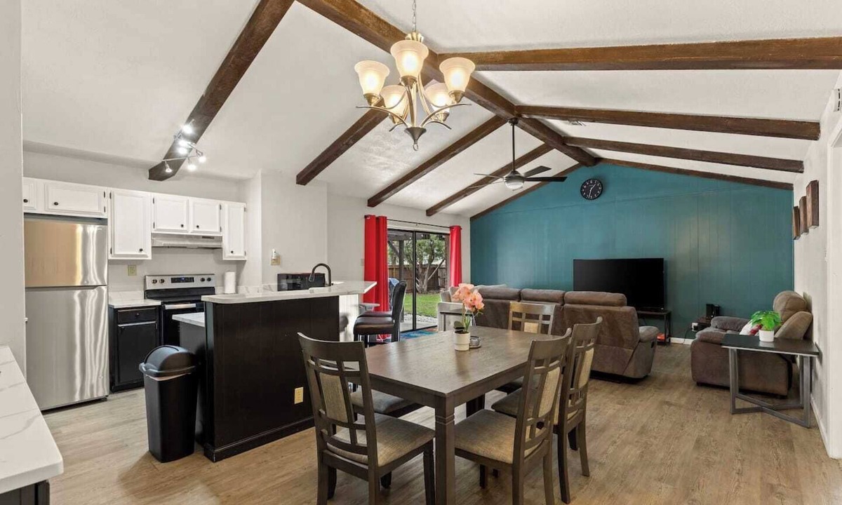 Wetmore House | Incredible Location | King Bed | Sleeps 14