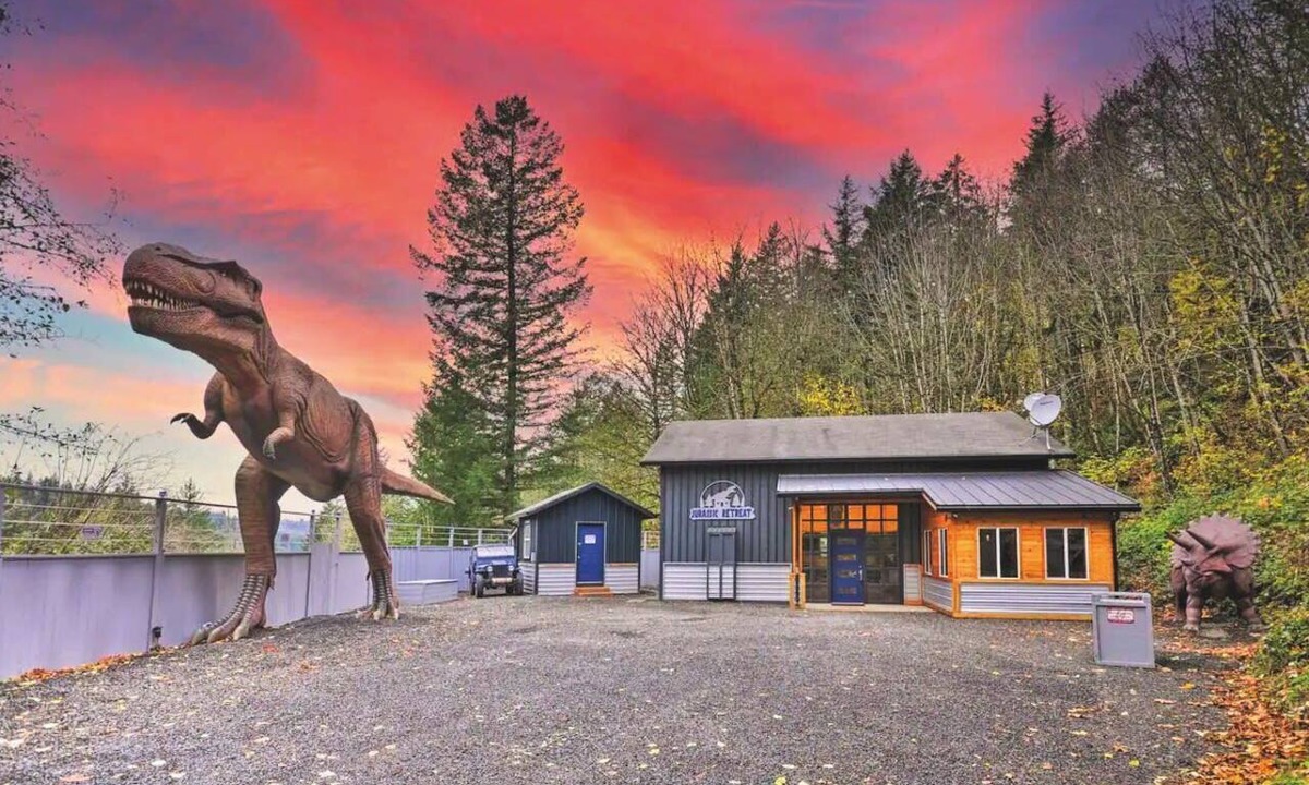 Washougal House | Jurassic Retreat - LifeSize Dinos, Hot Tub, Game Room, Sleeps 12