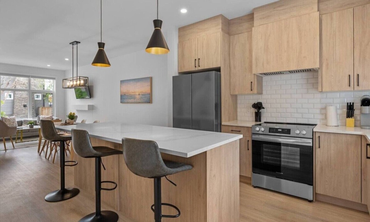 Southwest Calgary Villa | King Bed | Ping Pong | 3BR | Garage| AC | Backyard
