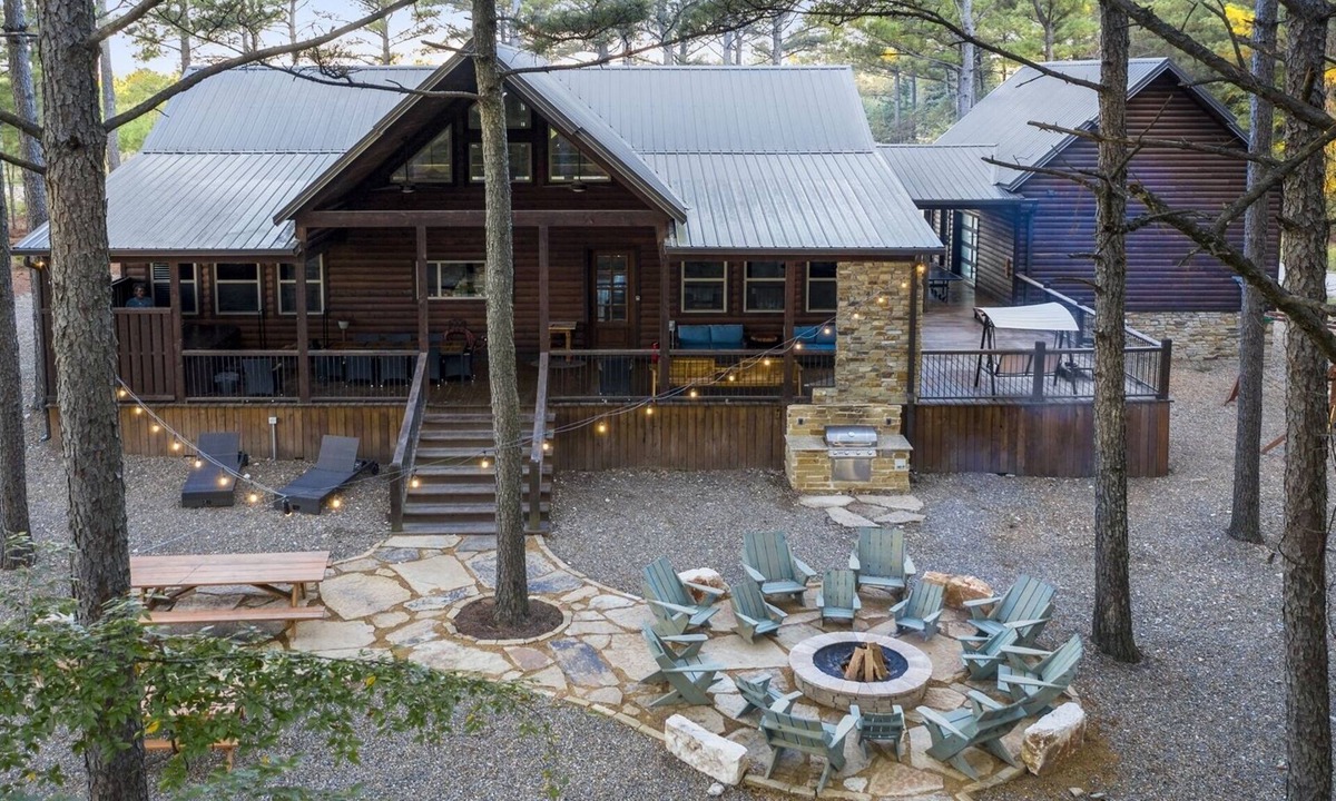 Broken Bow Cabin | Lost Creek Lodge-Well Appointed Lodge, Pool Table, Bunk House, Hot Tub, Play Set