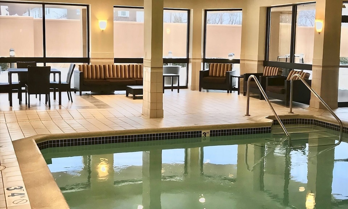 West Dundee Resort | Lounge by the Pool, FREE Parking, Quick Trip to Jelkes Creek Bird Sanctuary!