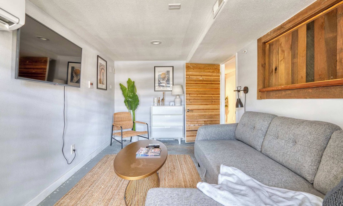 Alphabet Historic District Apartment | Lovely location 3 BR Pearl apt - Sleeps 8