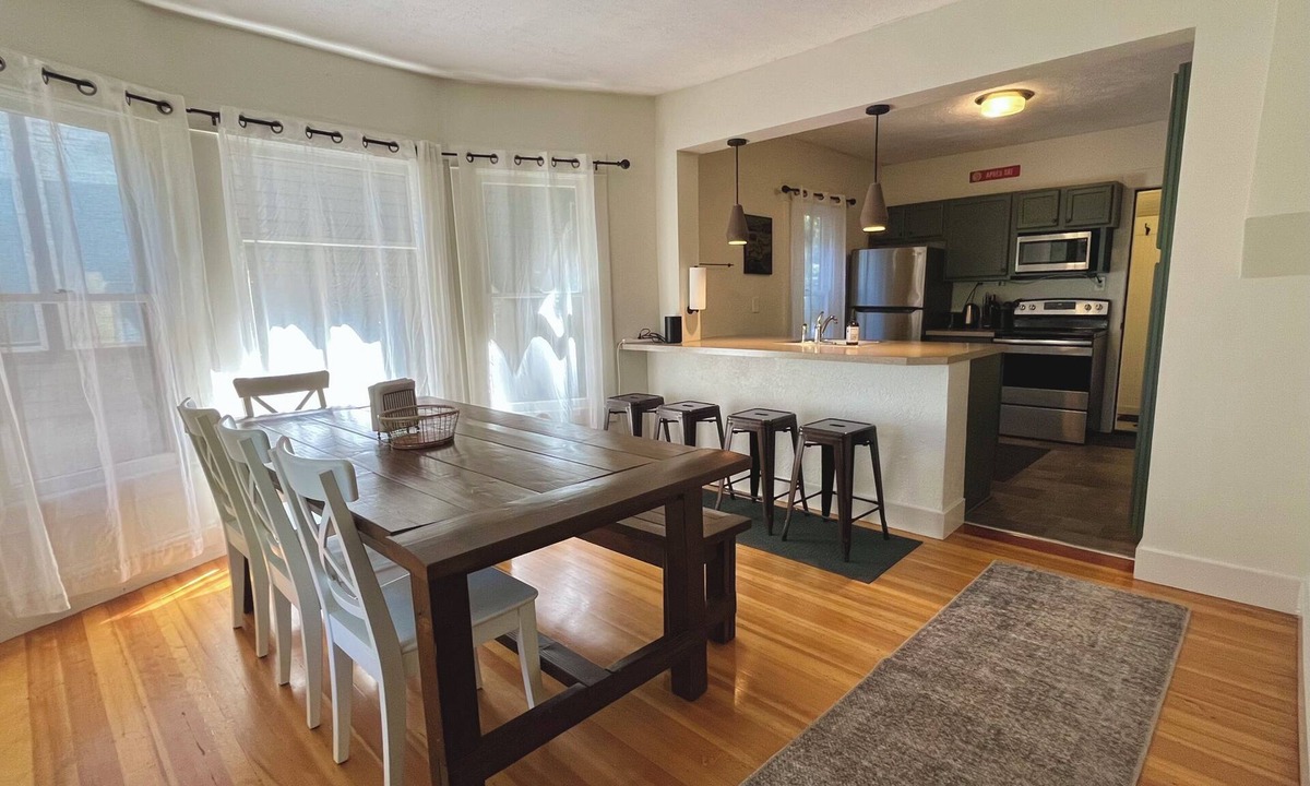Hood River House | LUCKY! You Score a Straight Flush When You Book This Home! Walk to Downtown Hood River