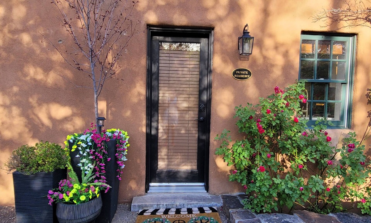 South Capitol Apartment | Luxurious New Mexican Queen Suite Across State Capitol Downtown Santa Fe