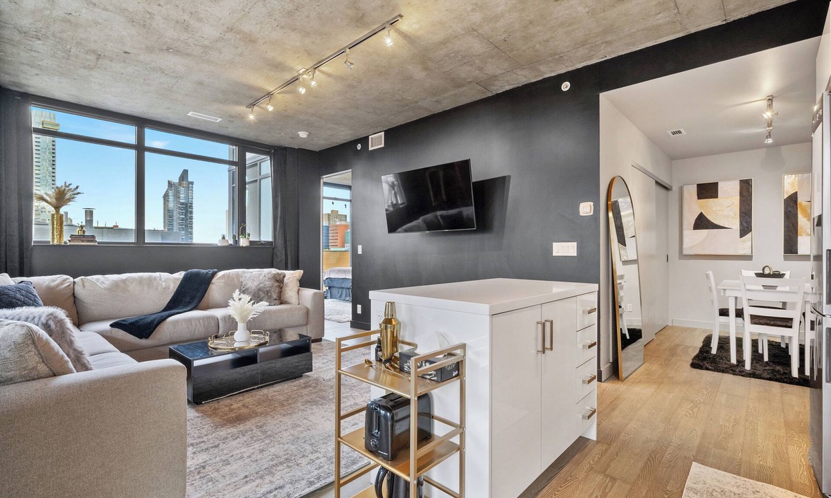Connaught Condo | Luxury 2BR/2BA Condo in Calgary Beltline | King Bed, Free Underground Parking