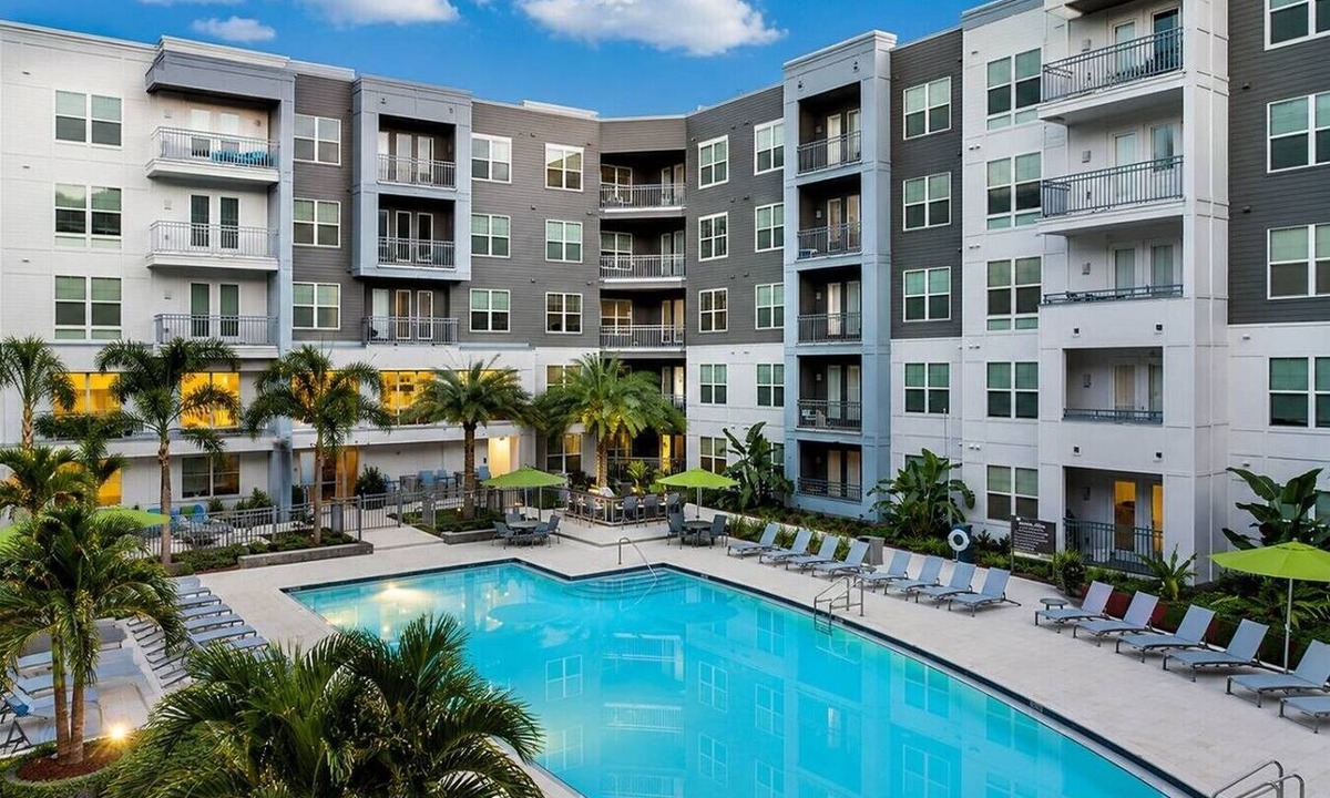 Courier City - Oscawana Apartment | Luxury 2BR in Tampa | Pool, Gym & Yoga Studio