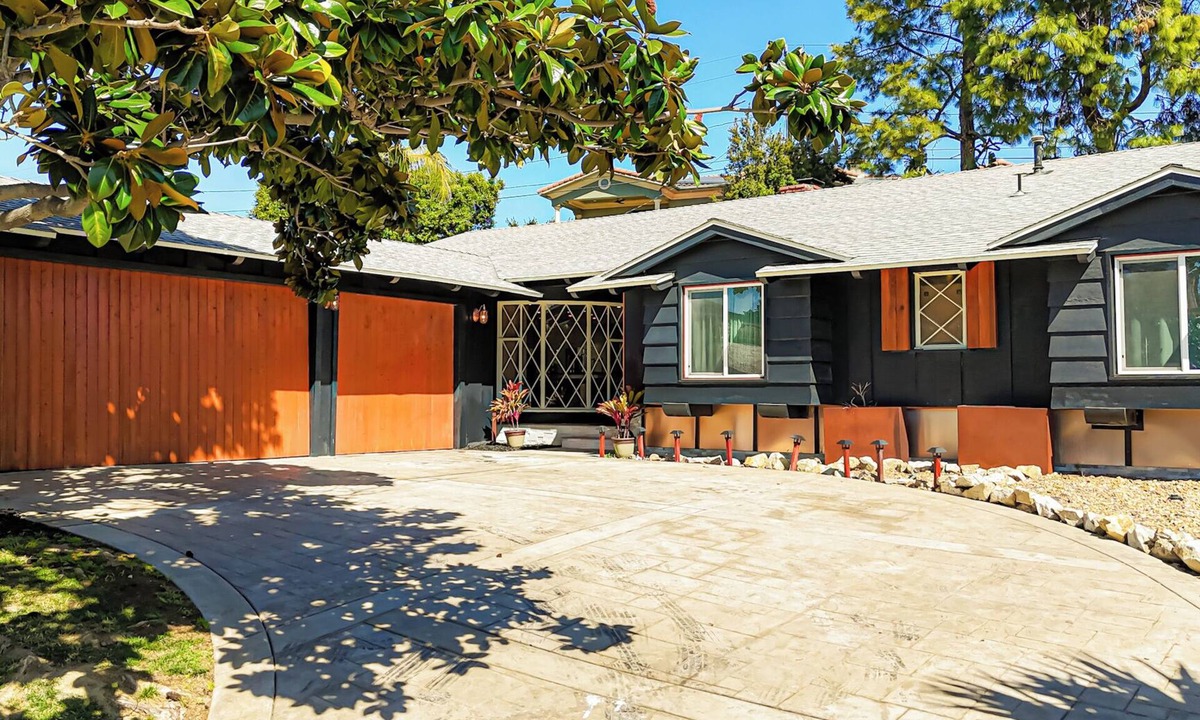 Ladera Heights House | Luxury 3+3 with Car + Chef Option