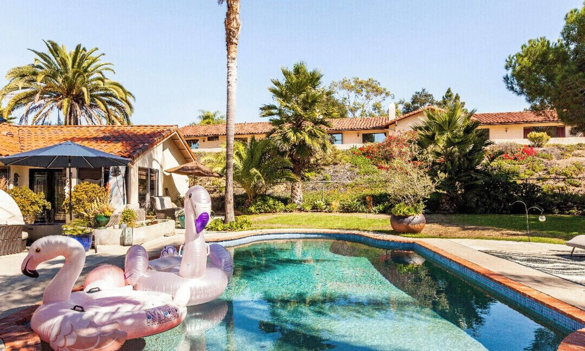 Henie Hills House | Luxury Coastal Retreat-PrivatePool, Spa & Yard-Dog-Friendly-5 Min to Beach