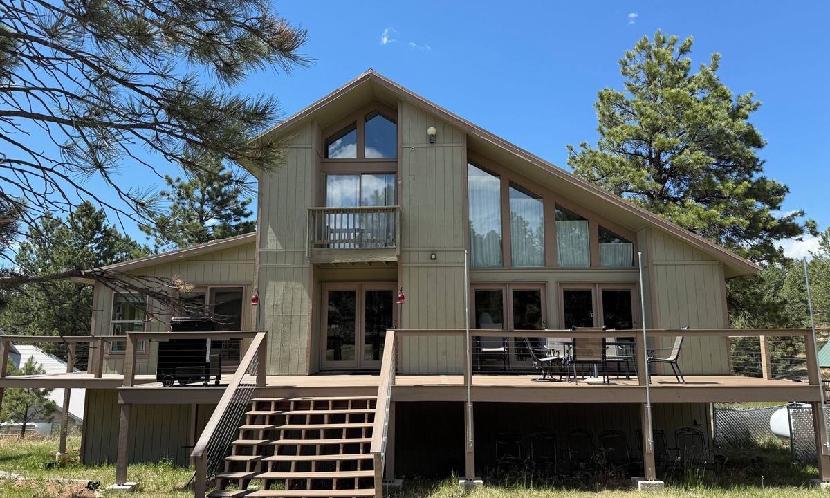 Angel Fire Ski Chalet | Luxury Home with plenty of seating and Chef's Kitchen 3 Minutes from Ski Lifts!