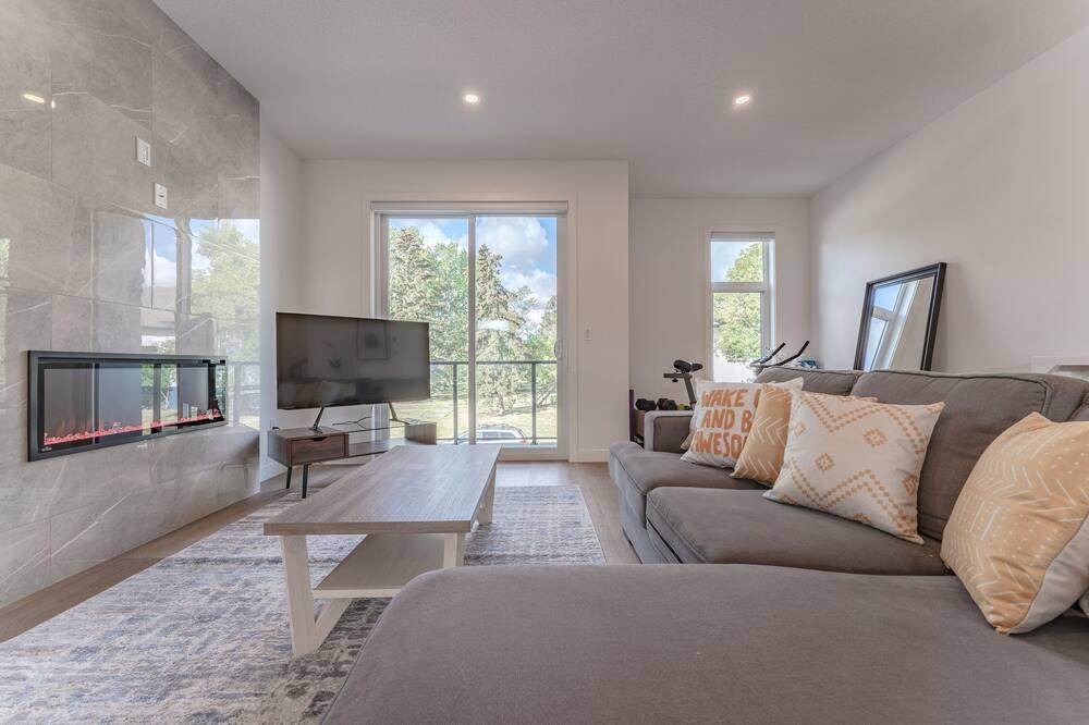 Mount Pleasant House | LUXURY RETREAT for 10/ 5 Min DT /Garage + Fireplace