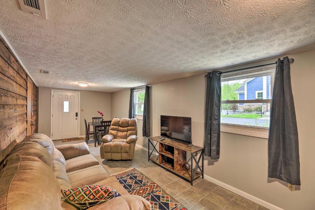 East Point Apartment | 'Lynn' Dog-Friendly Abode w/Mountain Views!