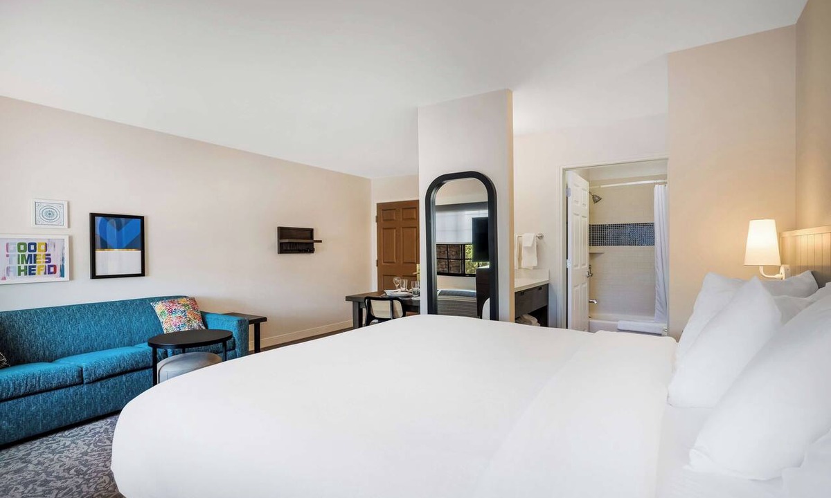 Sorrento Valley Hotel | Make Your Trip More Enjoyable! Heated Outdoor Pool, Pets Are Welcome!