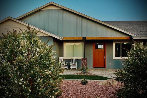 Cottonwood House | Modern 3 Bedroom Home