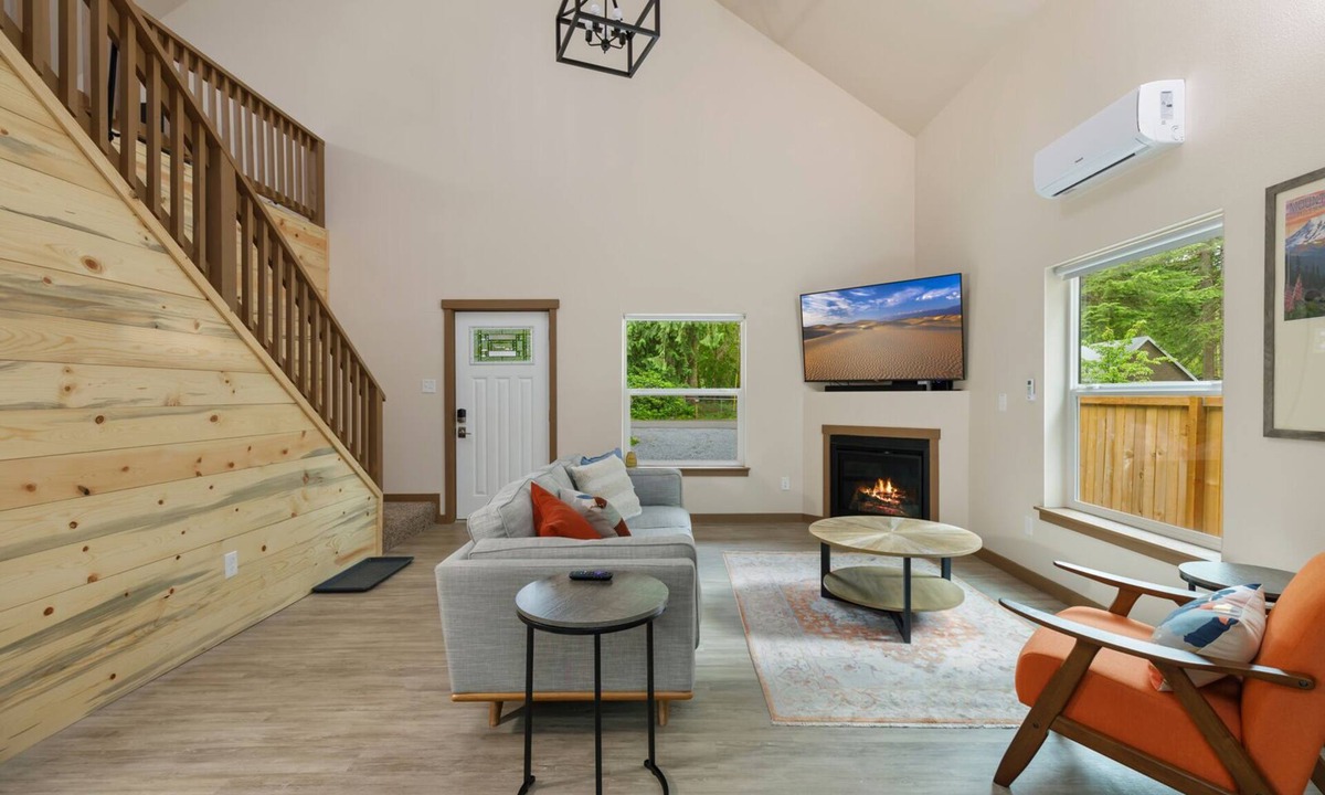Paradise Estates Cabin | Modern 3BR Mountain Cabin Near Mt. Rainier: Hot Tub, Firepit, Family-Friendly