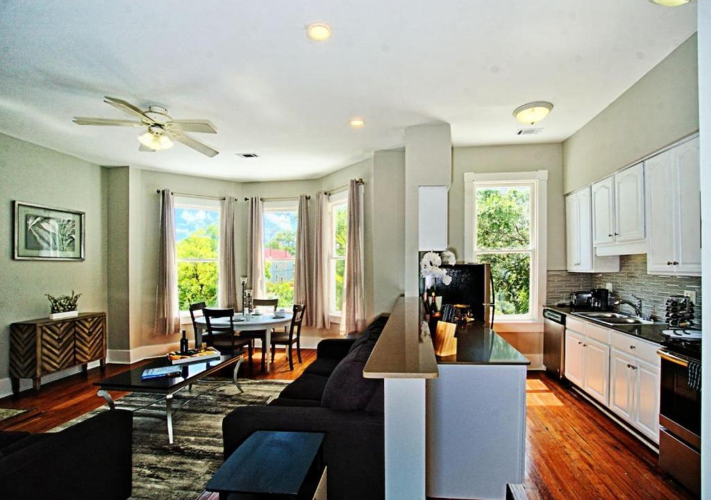 Dixon Park Bed & Breakfast | Modern 4 Bed Brownstone in Historic Downtown