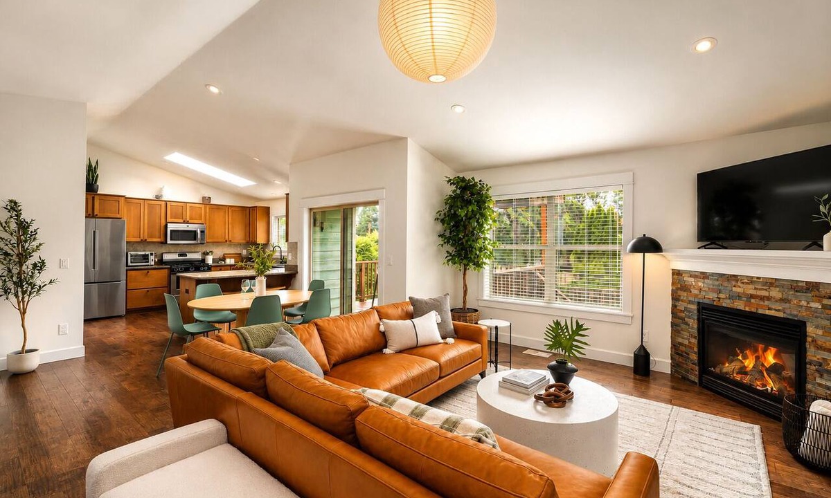 Metzger House | Modern & Cozy Home - EV Charger - Easy Access to PDX Metro