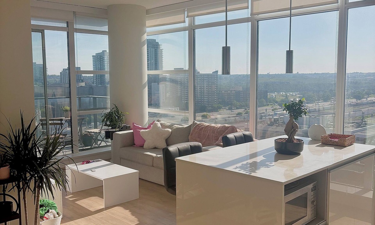 Victoria Park Apartment | MODERN DOWNTOWN APARTMENT - Only a 5 minute walk to the Stampede grounds.