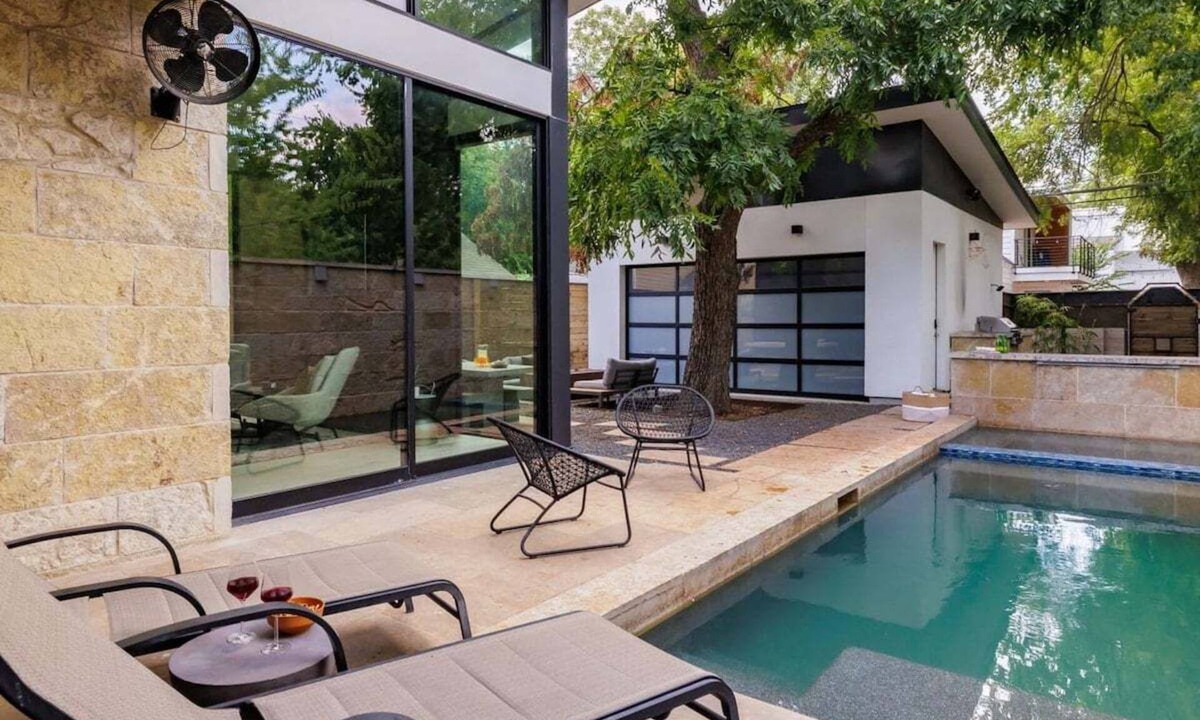East Cesar Chavez House | 🌵 Modern East Austin Luxury Retreat with Pool + Hot Tub | Hidden Oasis 🏡