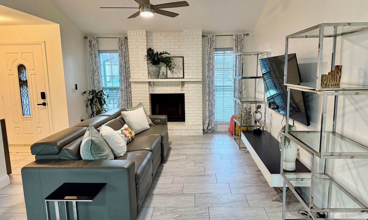 Lakeland House | Modern Family and Pet friendly 3Br 2 Baths Home/Patio near Downtown Lakeland.