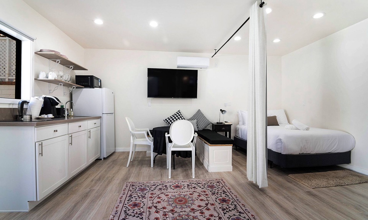Greater Wilshire - Hancock Park Apartment | Modern Guest Suite for Two by The Grove Miracle Mile