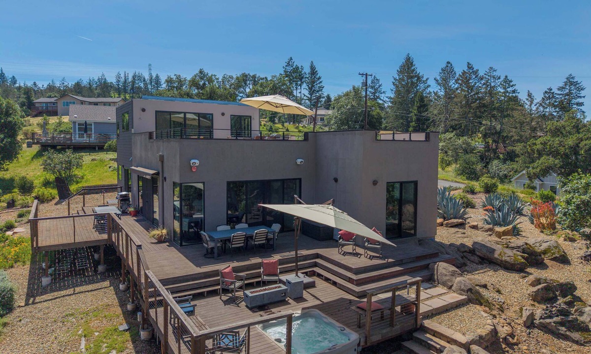 Riebli-Wallace Neighborhood Group House | Modern Hillside Retreat | Hot Tub | Views | Bocce