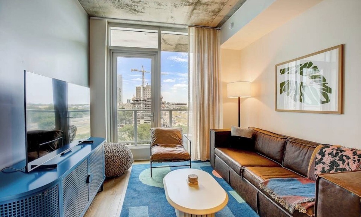 Rainey Street Historic District Condo | Modern Rainey Street condo with rooftop pool & lounge - walk everywhere