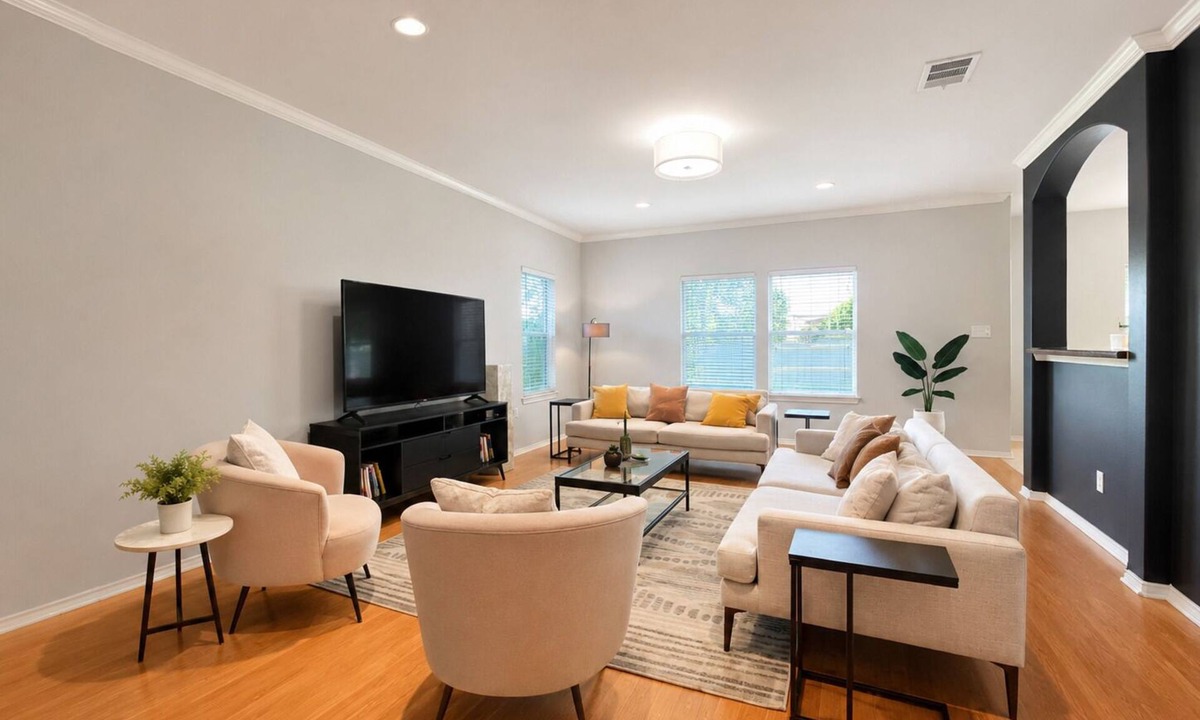 Austin House | Modern South Austin Home|King Bed Gym Patio Sleeps 6- Ideal for long stays