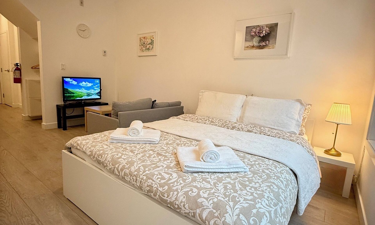 Lower Lonsdale Apartment | Modern Studio with Wi-Fi and Kitchen! (Steps away from public transit)