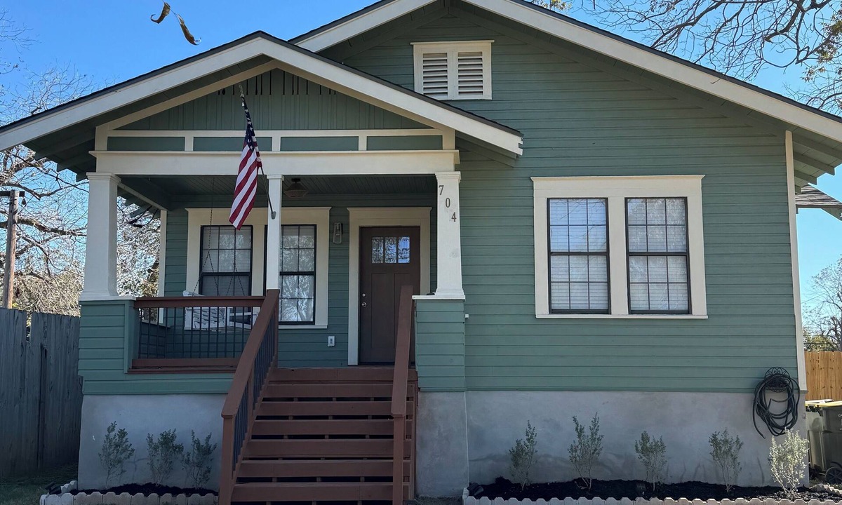 Schertz House | Near San Antonio and New Braunfels, a mile from Randolph AFB