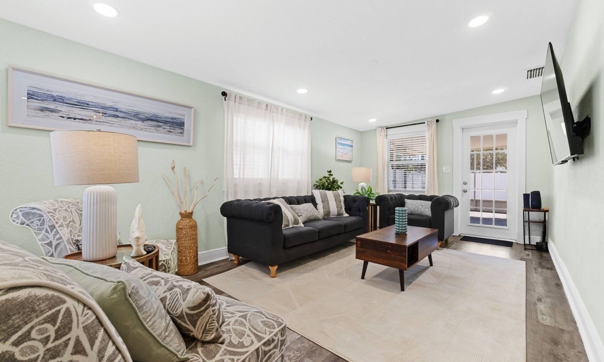 Old Seminole Heights House | Near USF, Ybor City, Busch Gardens/RayJ Stadium + TV Backyard & Games, Slps 8!