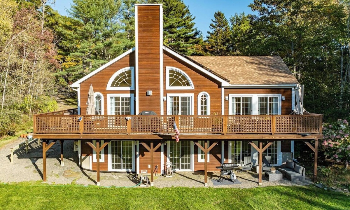 Belfast House | New! Luxurious 9 Acre Waterfront Retreat Just Four Minutes to Downtown Belfast